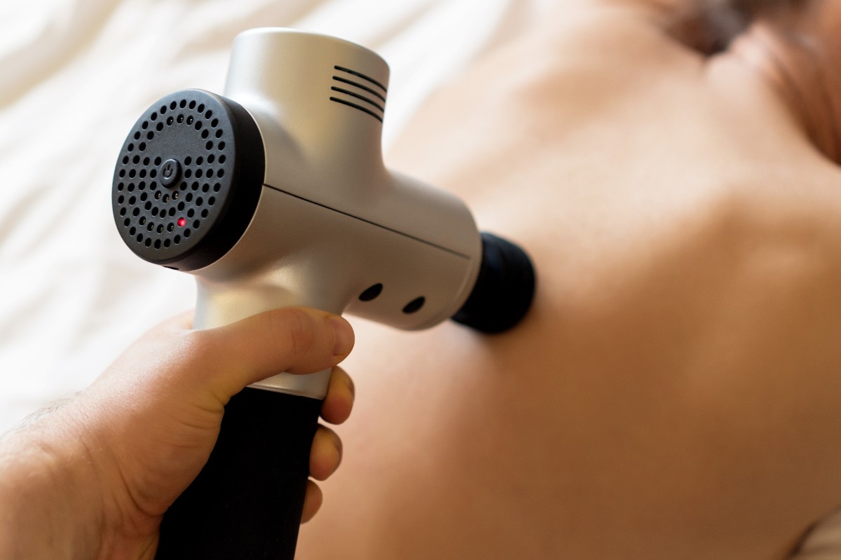 Pistola per massaggi: i benefici dello strumento consigliato da osteopati e fisioterapisti 23