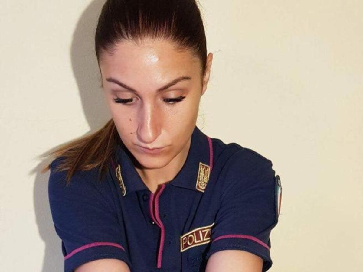 Arianna, sospesa dalla polizia per un tatuaggio che da anni non ha più 17