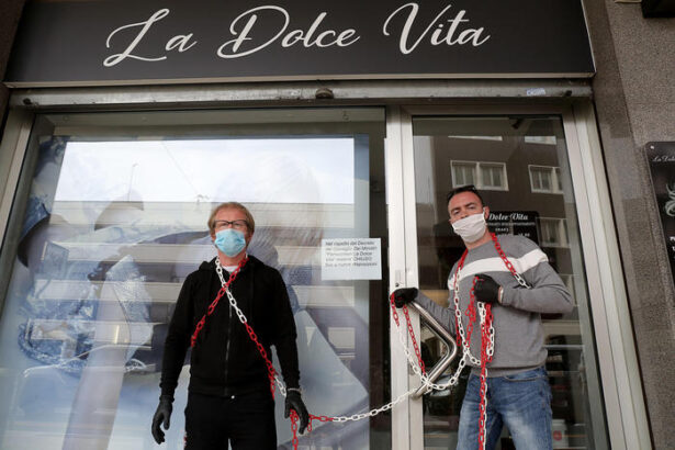 Padova, parrucchieri si incateo davanti al loro negozio 14