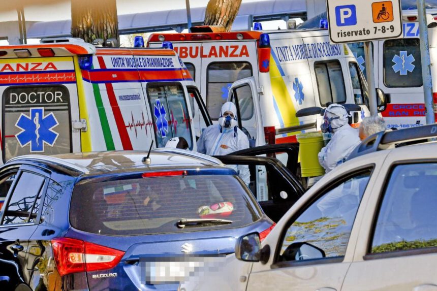 Puglia zona rossa, il pressing dei medici: “Il 118 è al collasso” 1