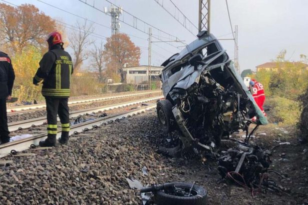 Pulmino per disabili finisce sui binari e si scontra col treno: morto 17enne, 3 gravi 5