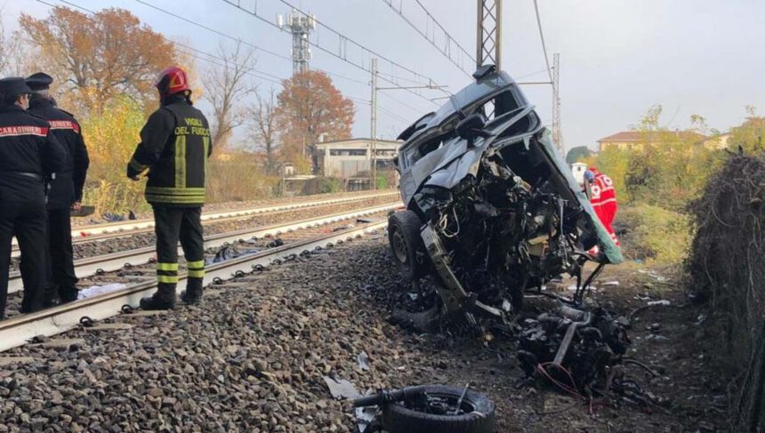 Pulmino per disabili finisce sui binari e si scontra col treno: morto 17enne, 3 gravi 2 Pulmino per disabili finisce sui binari e si scontra col treno: morto 17enne, 3 gravi 1