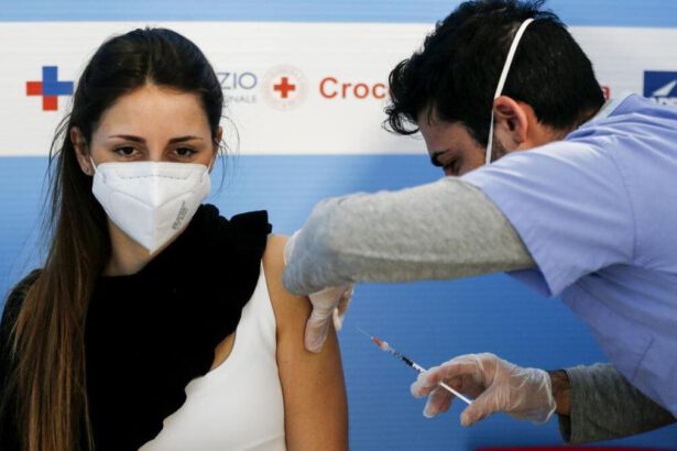 Quarantena breve per chi ha la terza dose: la nuova proposta del governo. Convocato Cts per il 29 dicembre 15