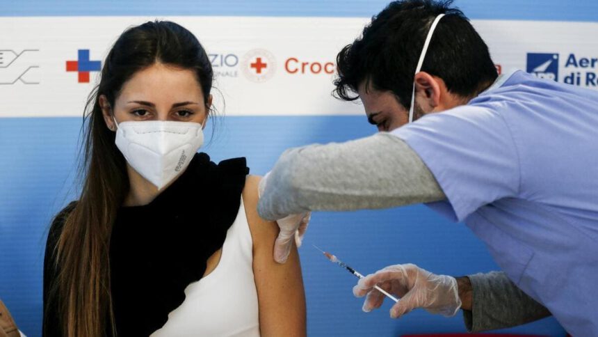 Quarantena breve per chi ha la terza dose: la nuova proposta del governo. Convocato Cts per il 29 dicembre 1