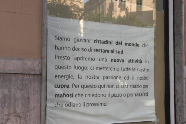 "Qui non ci sarà spazio per mafiosi e razzisti", il cartello apparso davanti a un negozio di Palermo 5