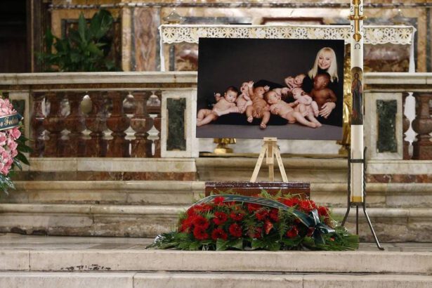 Raffaella Carrà, l'ultimo saluto in diretta: “Goditi il meritato riposo nella festa del cielo” 17