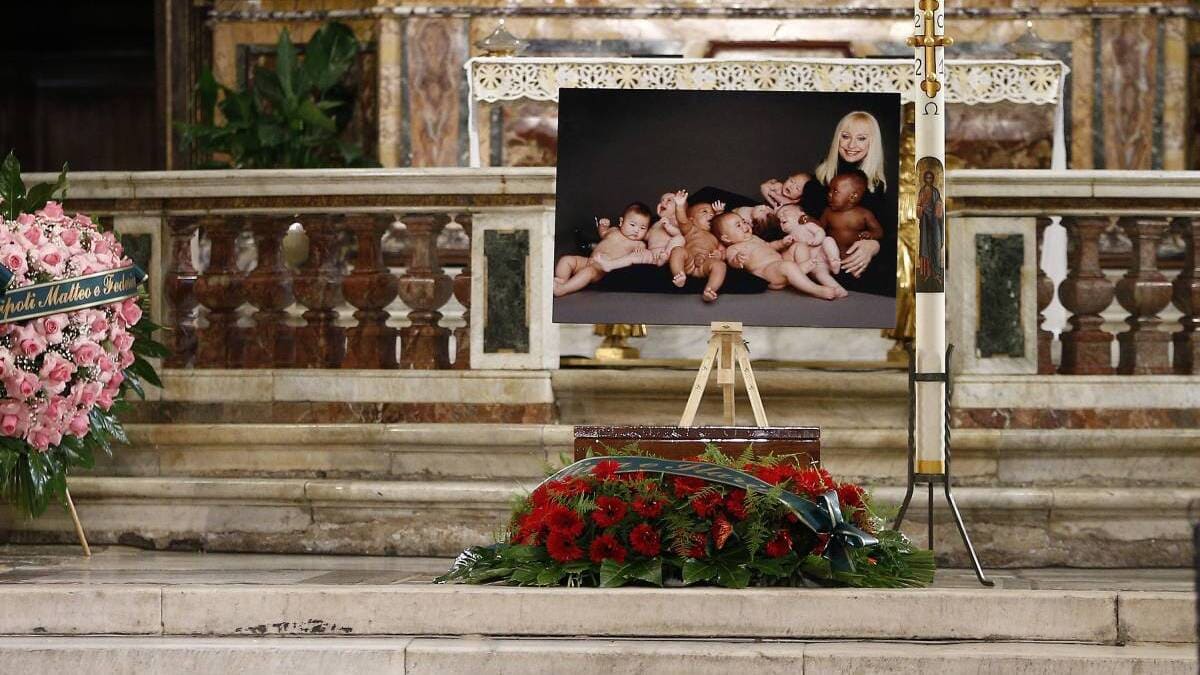 Raffaella Carrà, l'ultimo saluto in diretta: “Goditi il meritato riposo nella festa del cielo” 11