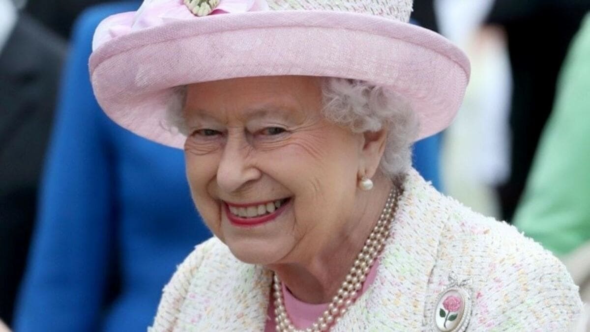 La Regina Elisabetta vende il suo gin per pagare i debiti di palazzo 17