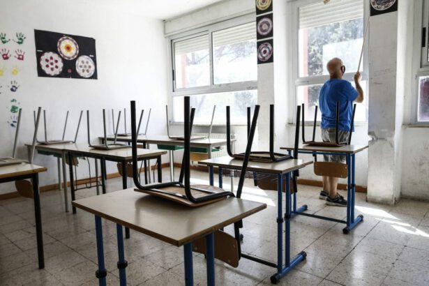Riapertura scuole, l'appello di virologi, presidi e sindacati: “Rischio troppo elevato” 9