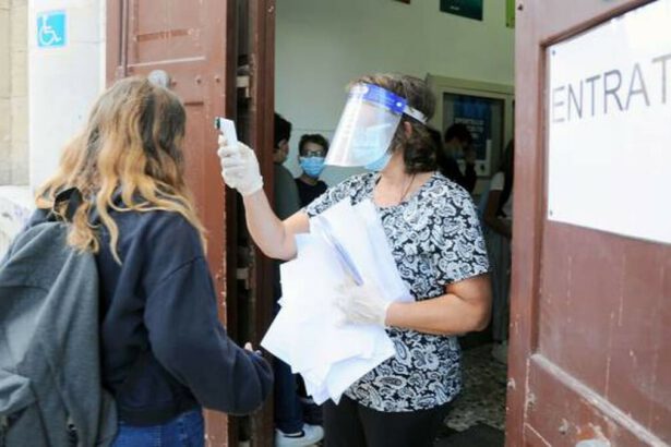 Scuole, rientro in classe per 640 mila studenti. Azzolina: "Atto di responsabilità" 11