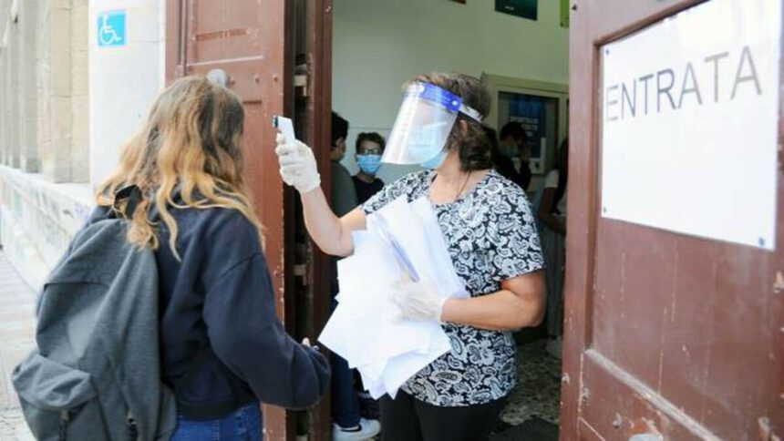 Scuole, rientro in classe per 640 mila studenti. Azzolina: "Atto di responsabilità" 1