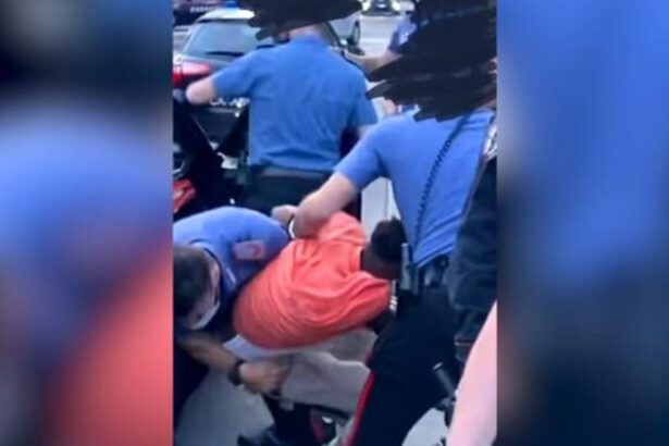 Aggressione razzista a Milano da parte di polizia e carabinieri: l'accusa arriva da un video social 11