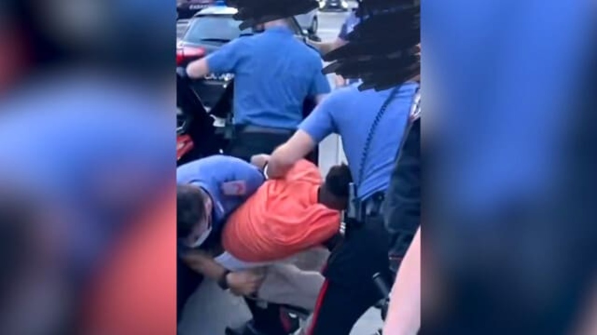 Aggressione razzista a Milano da parte di polizia e carabinieri: l'accusa arriva da un video social 17