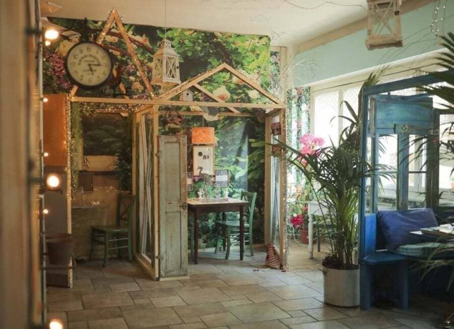 Milano, ristorante realizza casette per rispettare il distanziamento. No al plexiglass 1