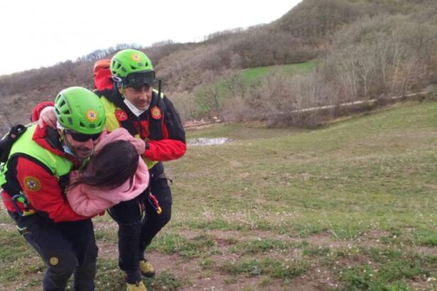 Parla il poliziotto che ha ritrovato la piccola Nicole: "Ho visto in mezzo ai rovi un giubotto rosa" 8