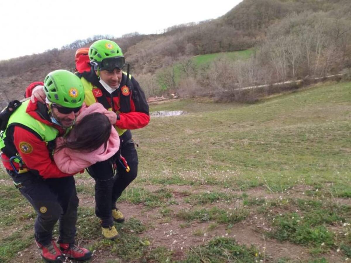 Parla il poliziotto che ha ritrovato la piccola Nicole: "Ho visto in mezzo ai rovi un giubotto rosa" 13