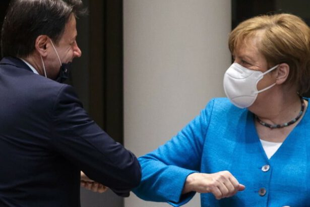 Covid: "No al saluto con il gomito". Lo raccomanda l'Oms 7