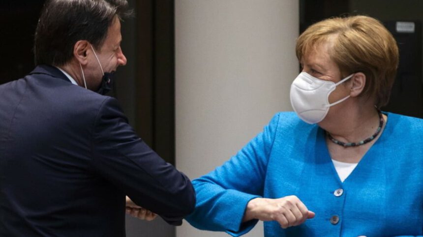 Covid: "No al saluto con il gomito". Lo raccomanda l'Oms 2 Covid: "No al saluto con il gomito". Lo raccomanda l'Oms 1