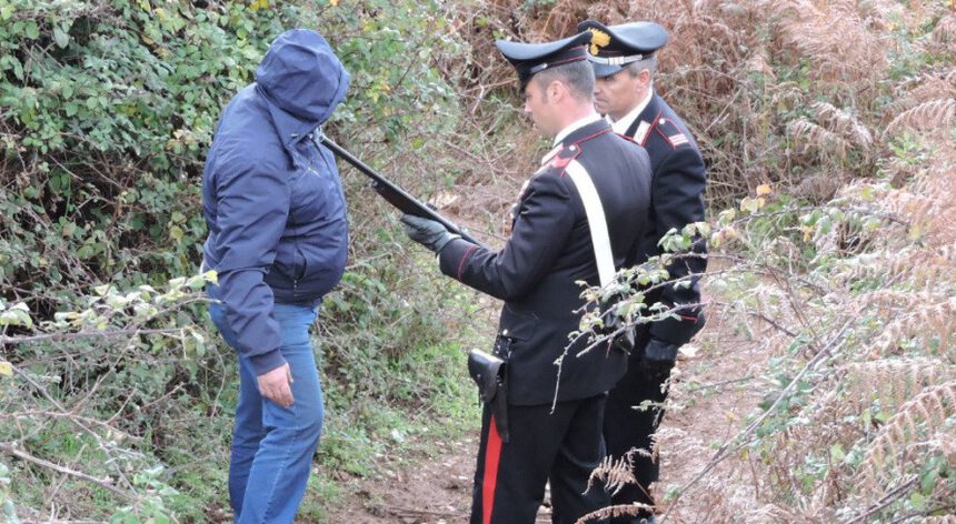 Cacciatore scambia l'amico per un animale: 42enne ucciso a fucilate davanti al padre 1
