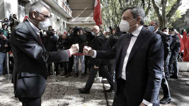 Scontri a Roma gestiti male: arriva stretta sui cortei. Draghi abbraccia Landini, Procura apre 2 fascicoli 5 Scontri a Roma, Draghi in visita alla Cgil abbraccia Landini, la Procura apre 2 fascicoli. Mozione Pd per sciogliere Fn