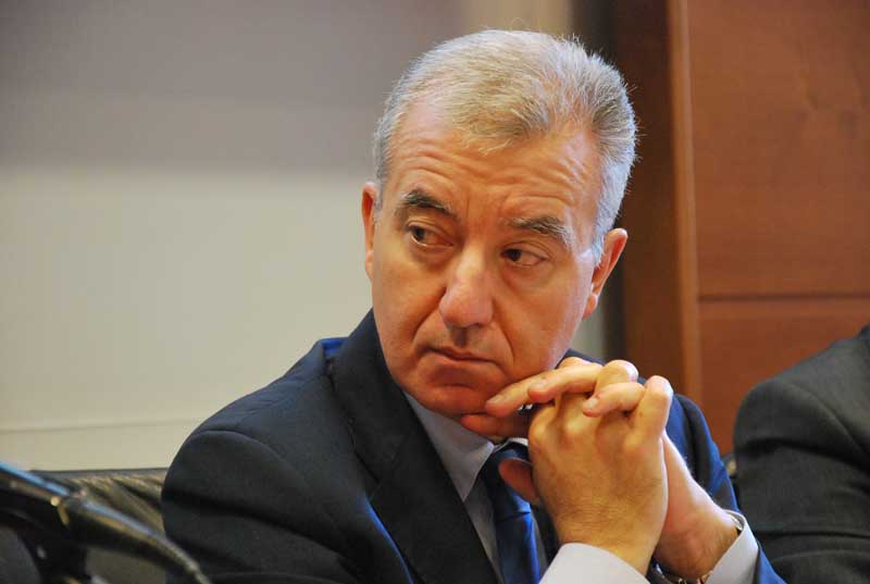 Scontri a Roma gestiti male: arriva stretta sui cortei. Draghi abbraccia Landini, Procura apre 2 fascicoli 3 Scontri a Roma, Mantovano: "A un sistema di sicurezza attento non sfugge l'arrivo della folla"