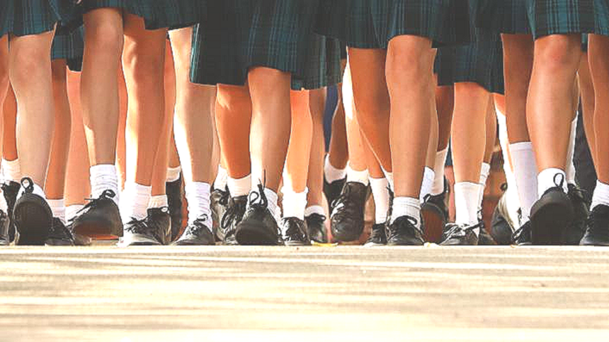 Scuola scozzese, alunni e insegti maschi indossano gonne: "Sosteniamo l'identità di genere" 2 Scuola scozzese, alunni e insegti maschi indossano gonne: "Sosteniamo l'identità di genere" 1