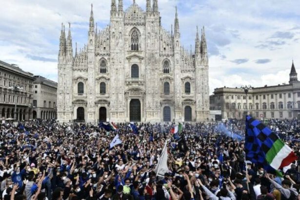 Scudetto Inter: 30mila tifosi in piazza. I virologi: "Risalita dei casi tra 15 giorni, assembramenti pericolosi" 17