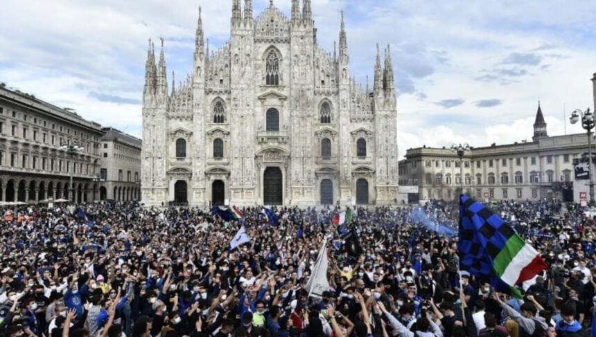 Scudetto Inter: 30mila tifosi in piazza. I virologi: "Risalita dei casi tra 15 giorni, assembramenti pericolosi" 1