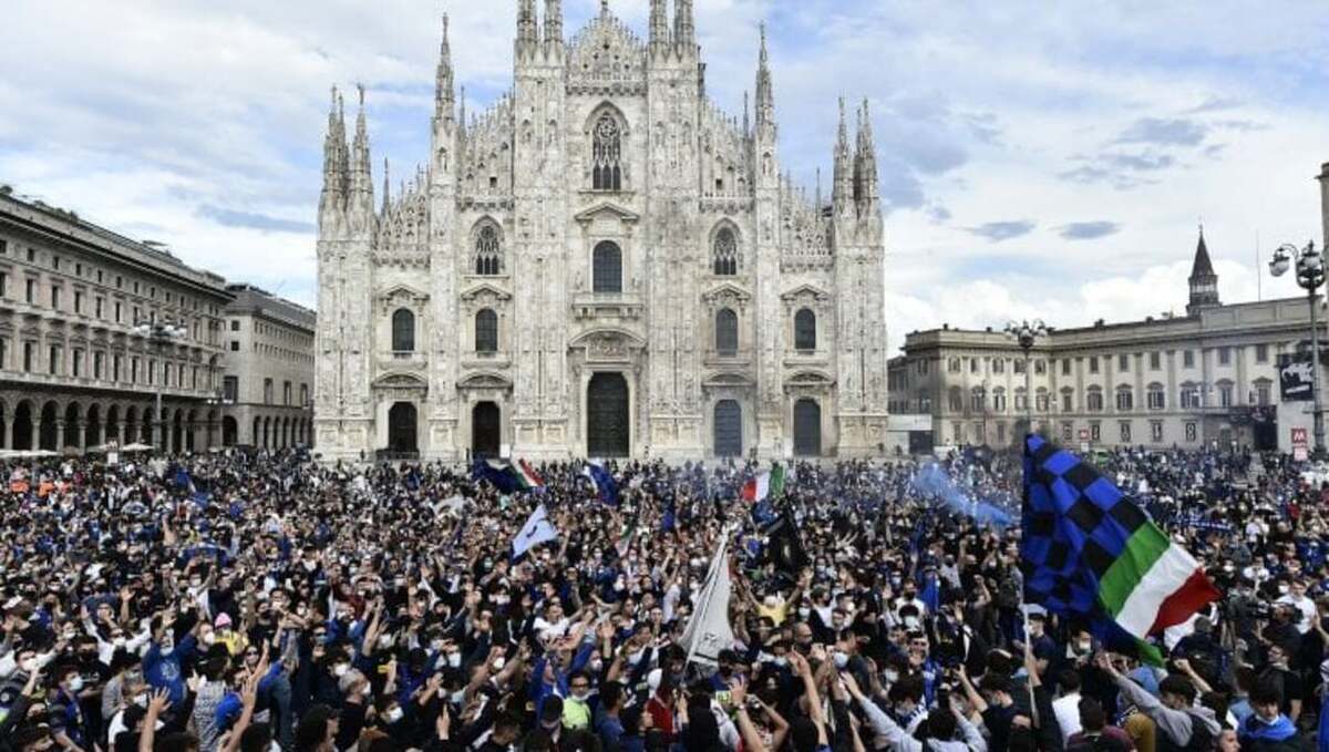 Scudetto Inter: 30mila tifosi in piazza. I virologi: "Risalita dei casi tra 15 giorni, assembramenti pericolosi" 17