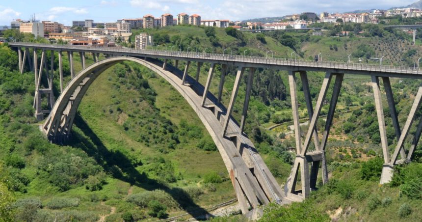 Ndrangheta, sequestrato il Ponte Morandi di Catanzaro: "Con questo materiale casca tutto" 1