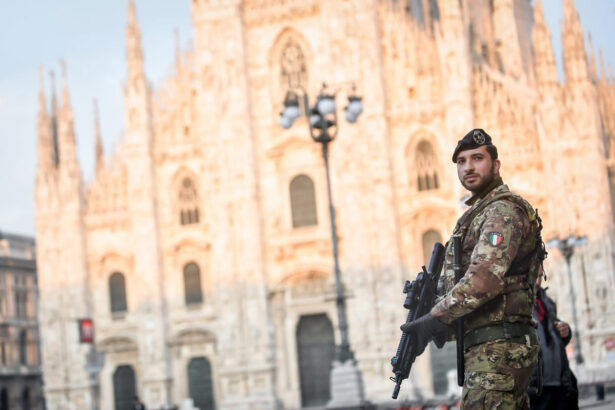 Milano, al Duomo preso in ostaggio un vigilante. Ecco cosa sappiamo 11