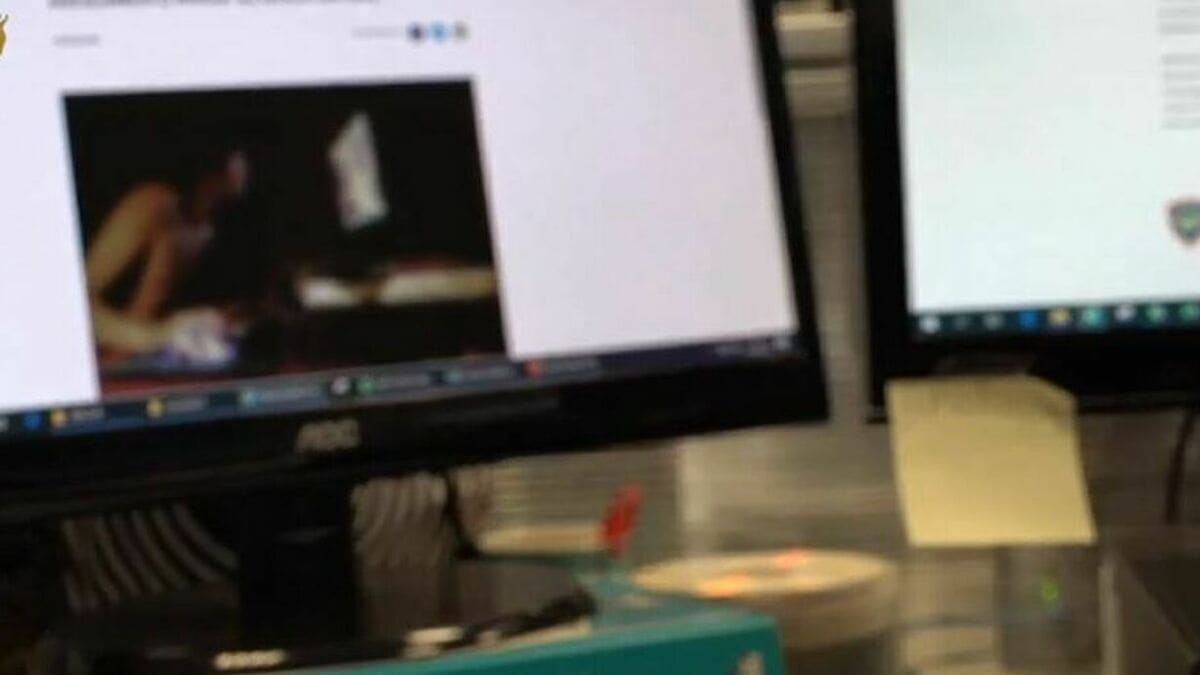 Sesso con minorenni, arrestata maestra elementari: “Sui social si faceva chiamare Zia Martina” 19