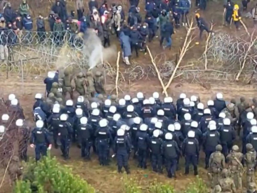 Sfondata recinzione tra Polonia e Bielorussia, 50 arresti. Varsavia: "Temiamo escalation armata" 2 Sfondata recinzione tra Polonia e Bielorussia, 50 arresti. Varsavia: "Temiamo escalation armata" 1