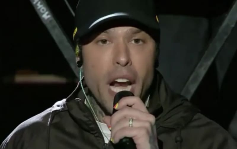 Sgarbi attacca Fedez e pubblica stralci di sue canzoni con contenuti omofobi 3 sgarbi contro fedez_primo maggio