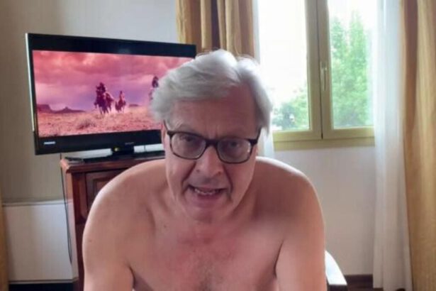 Sgarbi nudo in video contro il virologo Silvestri: "La verità è nuda" 10