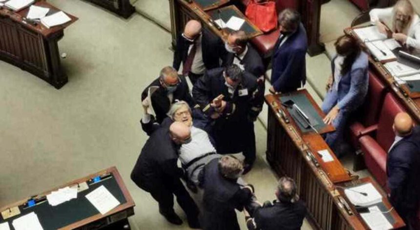 Sgarbi espulso dalla Camera: portato via di peso dai commessi 2 Sgarbi espulso dalla Camera: portato via di peso dai commessi 1