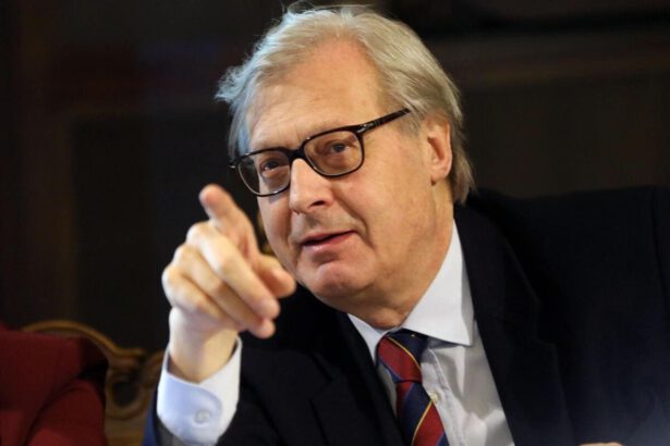 Sgarbi si candida a sindaco di Roma: "La Raggi, la più grande calamità dopo Nerone" 13