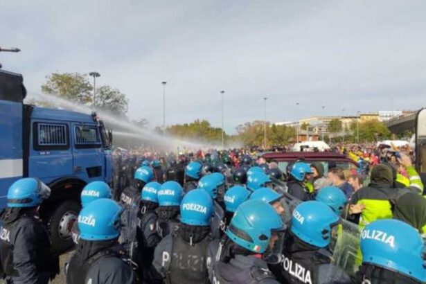 Trieste, Polizia sgombera 2mila manifestanti No Pass con idranti e lacrimogeni: "Ci hanno attaccato" 9