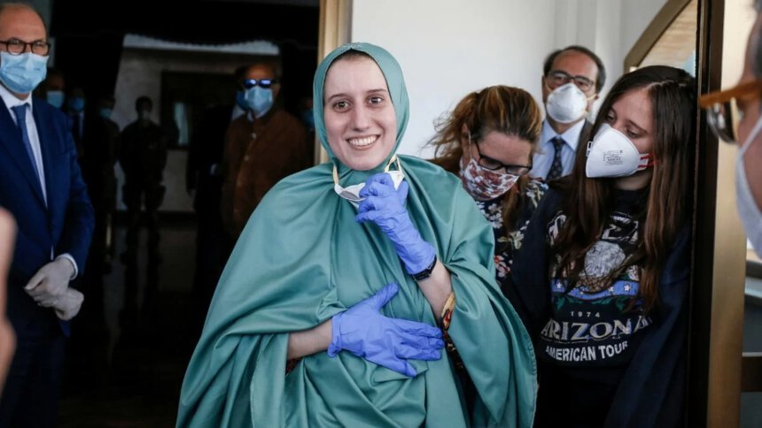 Silvia Aisha Romano si è sposata con rito islamico: ecco la sua nuova vita a un anno dalla liberazione 2 Silvia Aisha Romano si è sposata con rito islamico: ecco la sua nuova vita a un anno dalla liberazione 1