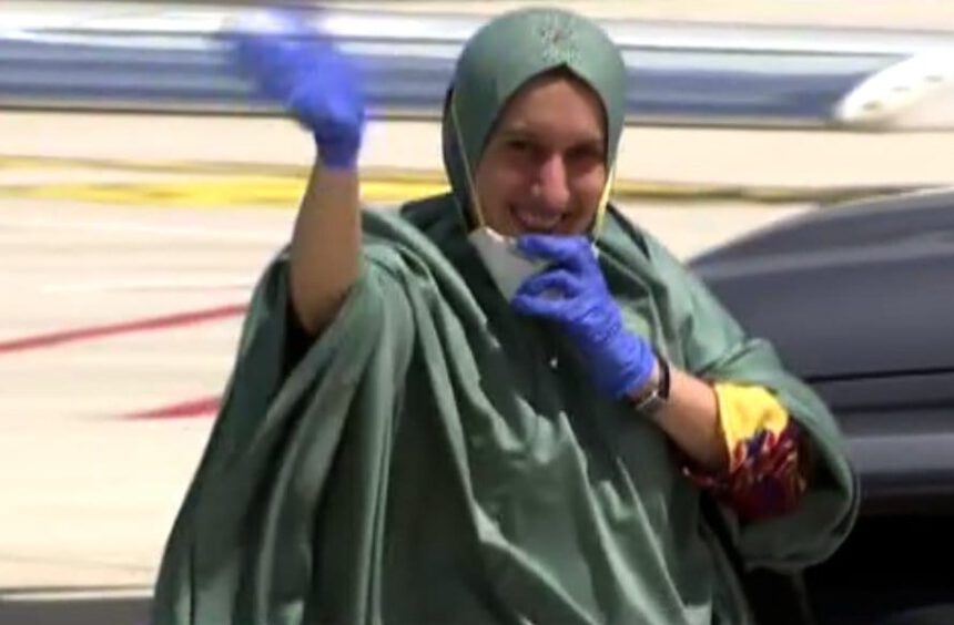 Silvia Romano è atterrata a Ciampino: indossa una veste islamica, sorride e sta bene 2 Silvia Romano è atterrata a Ciampino: indossa una veste islamica, sorride e sta bene 1