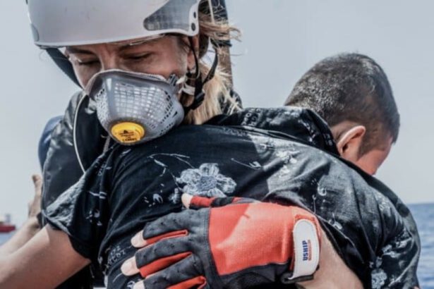 Migranti, l'Ocean Viking salva 572 sopravvissuti nel Mediterraneo, le voci di alcuni di loro: "Trattati come merce" 18