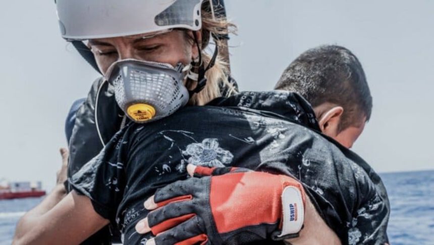 Migranti, l'Ocean Viking salva 572 sopravvissuti nel Mediterraneo, le voci di alcuni di loro: "Trattati come merce" 1