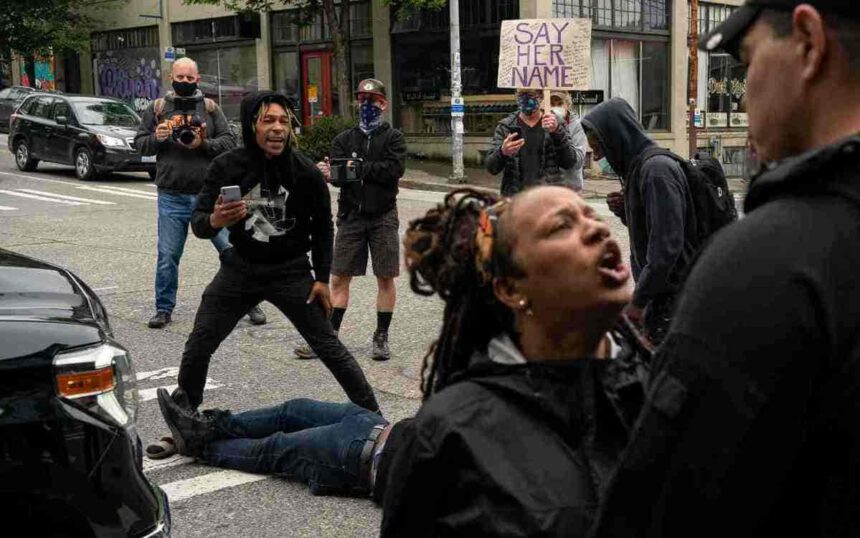 Seattle: sparatoria tra manifestanti antirazzisti. Morto un 16 enne 2 Seattle: sparatoria tra manifestanti antirazzisti. Morto un 16 enne 1