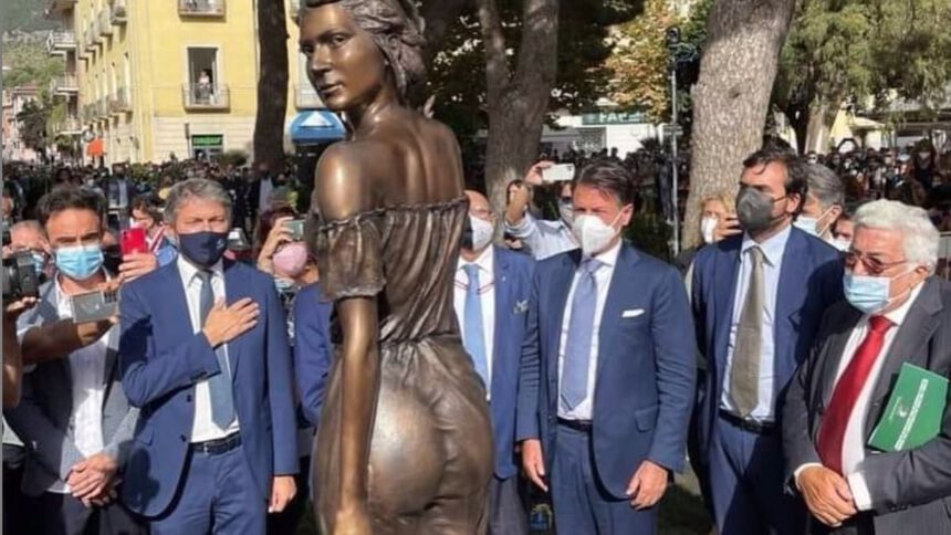 La Spigolatrice di Sapri, il caso mediatico: tutte le polemiche in corso 2 La Spigolatrice di Sapri, il caso mediatico: tutte le polemiche in corso 1