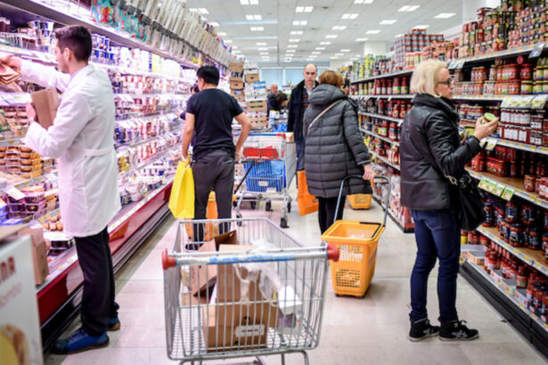 Stangata sulla spesa: alle stelle prezzi di pane, pasta, verdure. Quanto spenderemo di più? 15