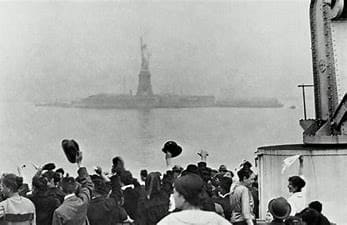 Un italiano su 10 vive all'estero: cosa ci spinge a partire? 5 pregiudizi degli italiani all'estero