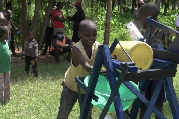 Kenya, bambino inventa macchina per lavare le mani e bloccare il Covid 15
