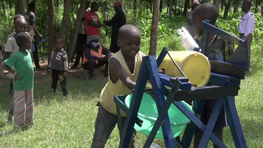 Kenya, bambino inventa macchina per lavare le mani e bloccare il Covid 1