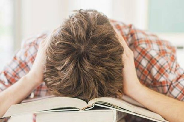 Mente sugli esami e si uccide a 25 anni: quanti disastri farà ancora la pressione sociale? 11