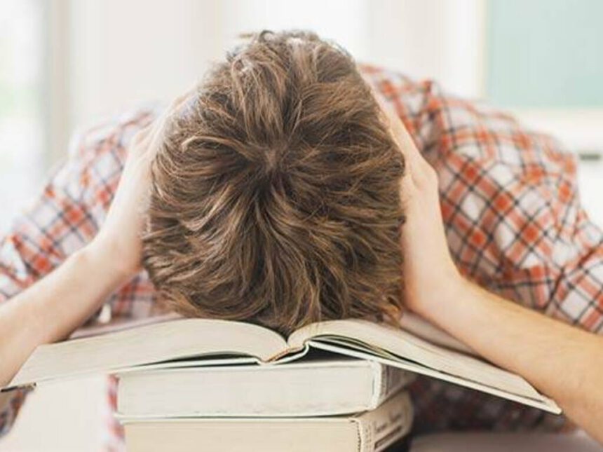 Mente sugli esami e si uccide a 25 anni: quanti disastri farà ancora la pressione sociale? 2 Mente sugli esami e si uccide a 25 anni: quanti disastri farà ancora la pressione sociale? 1